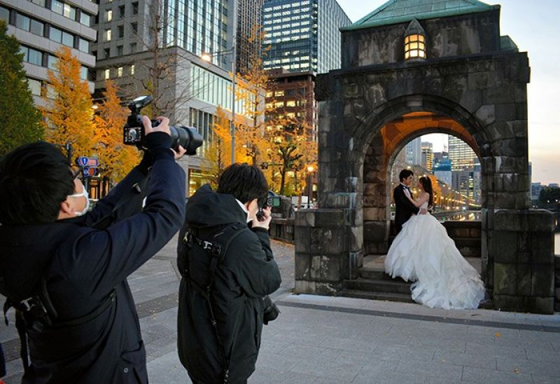 chụp ảnh cưới tại cổng Wadakura-mon chụp ảnh cưới tại cổng Wadakura-mon